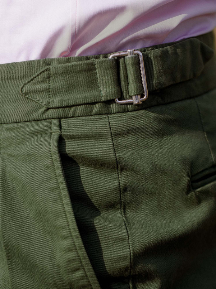 Pantalon chino à pinces vert thym taille haute