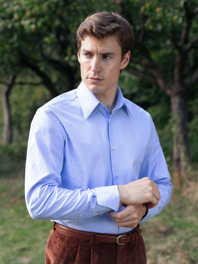 Chemise col classique bleue à rayures blanches