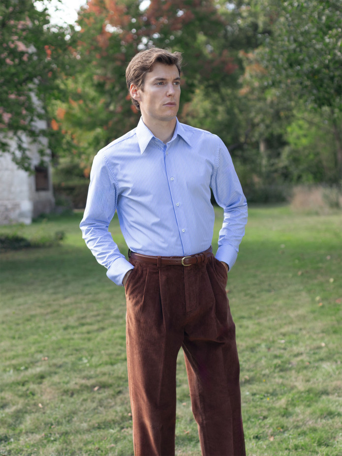 Chemise col classique bleue à rayures blanches