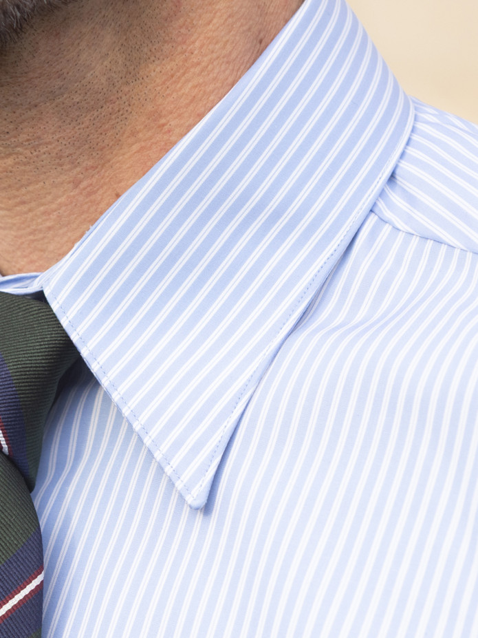 Chemise col classique bleue à rayures blanches