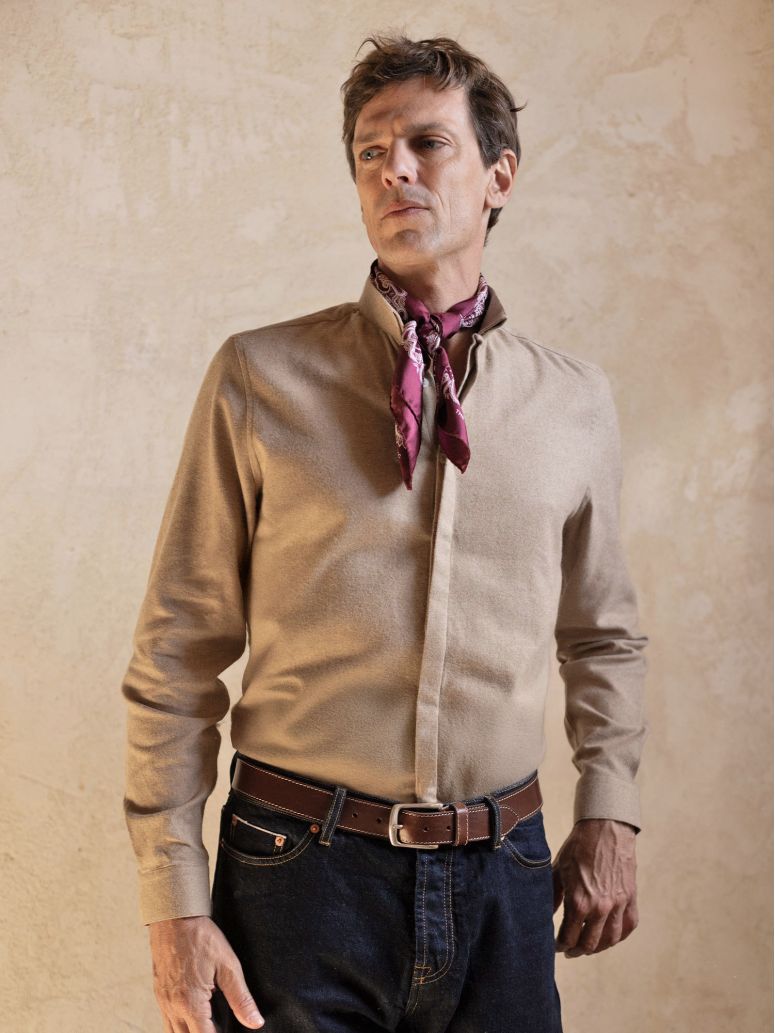 Skjorta med omvänd krage i beige flanell